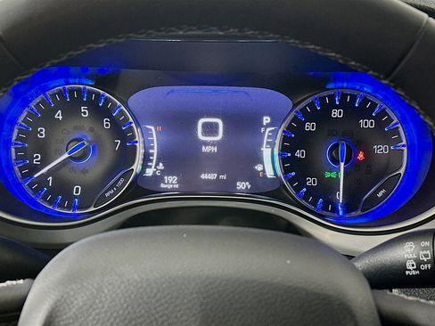 Used 2025 Chrysler Pacifica Limited image 12