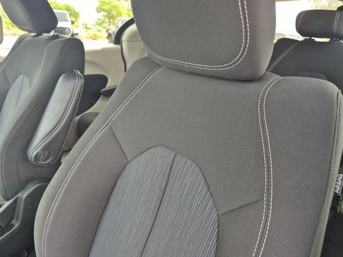 Used 2023 Chrysler Voyager LX image 26