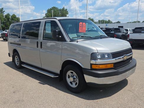 Used 2008 Chevrolet Express 1500 Passenger w/ LT Preferred Equipment Group RWD image 8