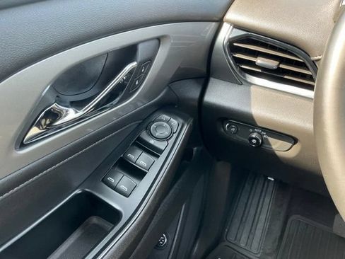 Used 2023 Chevrolet Traverse LT FWD image 24