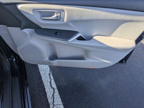 Used 2017 Toyota Camry SE image 30