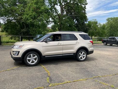 Used 2017 Ford Explorer XLT w/ Equipment Group 202A AWD/4WD image 2