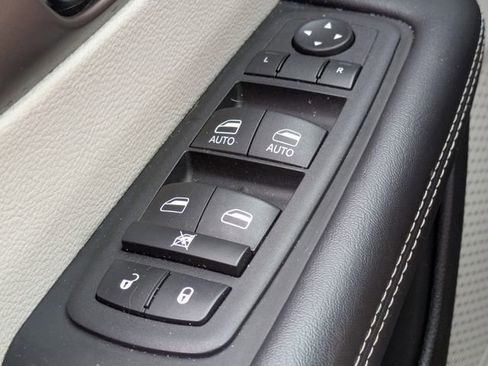 Used 2023 Chrysler Voyager LX image 28