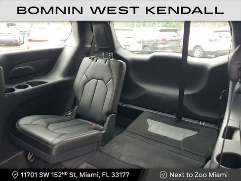 Used 2025 Chrysler Pacifica Select image 19