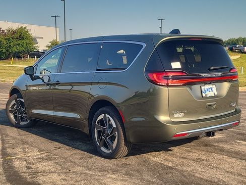 New 2027 Chrysler Pacifica Limited w/ Family Tech Group AWD/4WD image 2