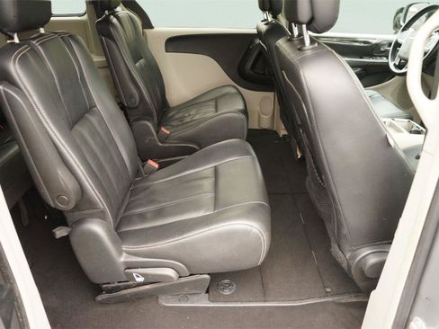 Used 2016 Chrysler Town & Country Touring FWD image 17