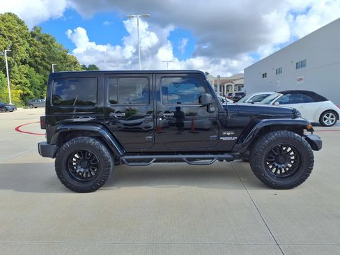 Used 2016 Jeep Wrangler Unlimited Sahara w/ Connectivity Group AWD/4WD image 4