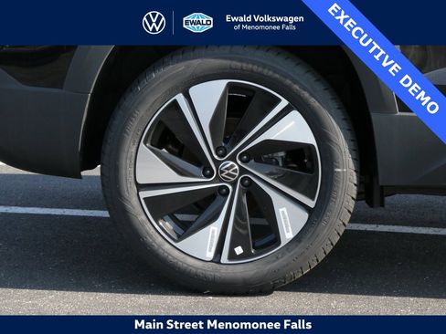 Certified 2025 Volkswagen Taos SE image 23