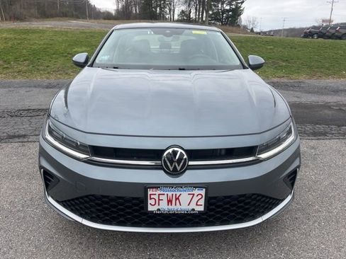 Used 2025 Volkswagen Jetta SE image 12