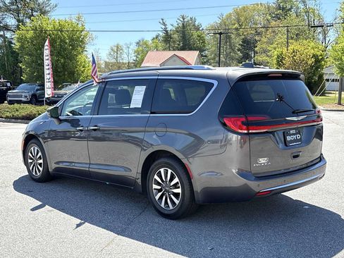 Used 2021 Chrysler Pacifica Touring-L FWD image 8
