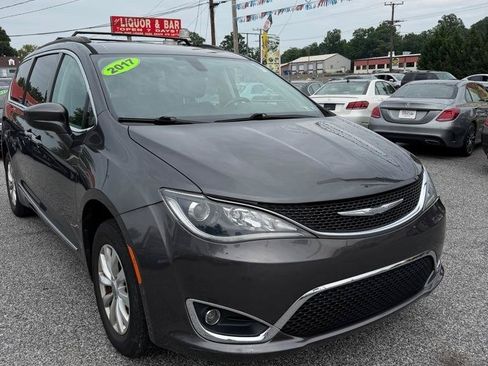 Used 2017 Chrysler Pacifica Touring-L FWD image 4