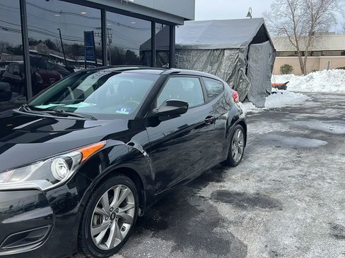 Used 2016 Hyundai Veloster image 2