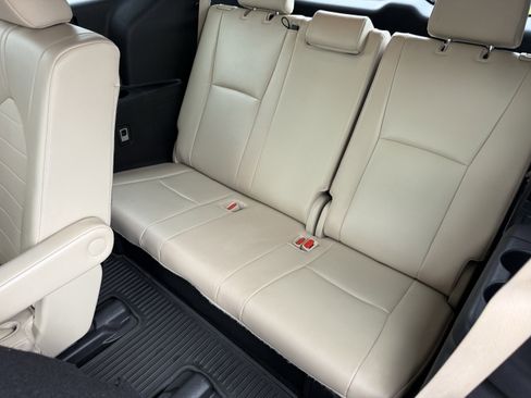 Used 2022 Toyota Highlander XLE image 18