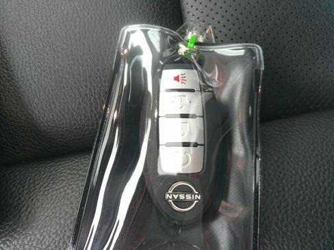 Used 2024 Nissan Titan PRO-4X w/ Pro-4x Convenience Package image 38