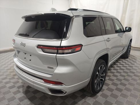 Used 2022 Jeep Grand Cherokee L Overland w/ Advanced Protech Group III AWD/4WD image 3