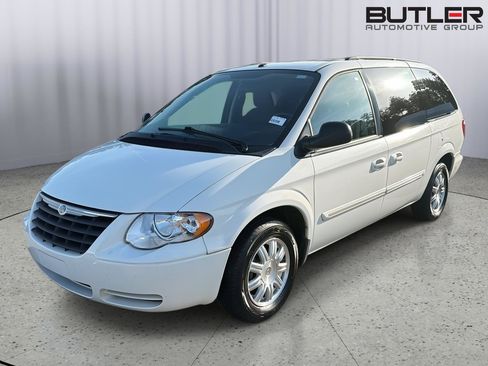 Used 2007 Chrysler Town & Country Touring FWD image 2