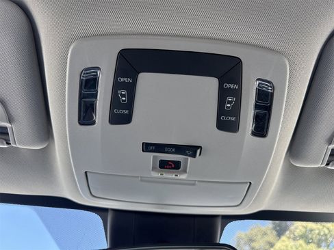 Used 2025 Toyota Sienna LE image 31