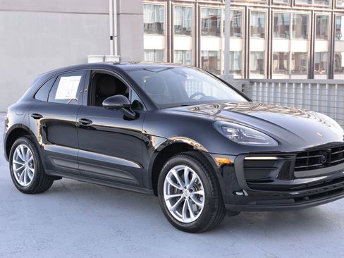 Certified 2025 Porsche Macan image 7