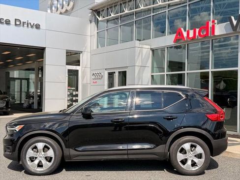 Used 2022 Volvo XC40 T4 Momentum FWD image 3