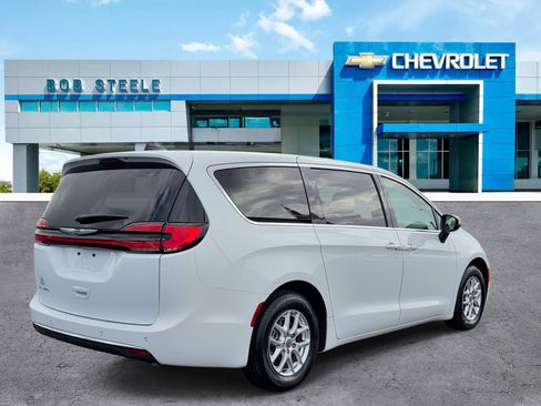 Used 2023 Chrysler Pacifica Touring-L FWD image 4