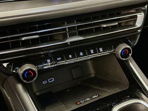 Used 2025 Chevrolet Traverse LT image 24