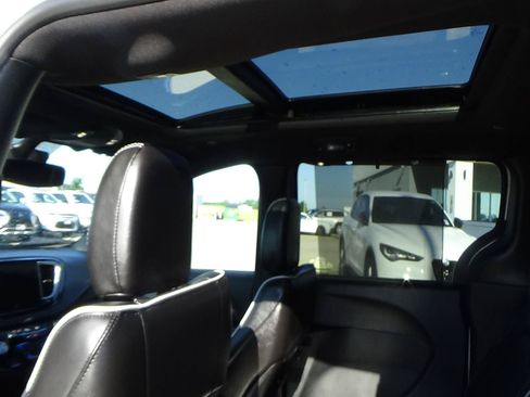 Used 2026 Chrysler Pacifica Limited FWD image 13