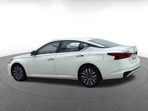 Used 2025 Nissan Altima 2.5 SV FWD image 10