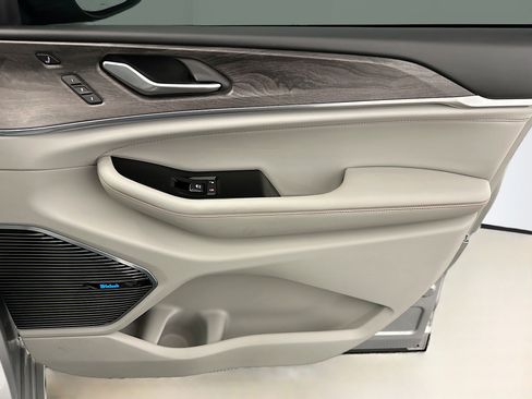 Used 2022 Jeep Grand Cherokee Overland w/ Luxury Tech Group IV image 35