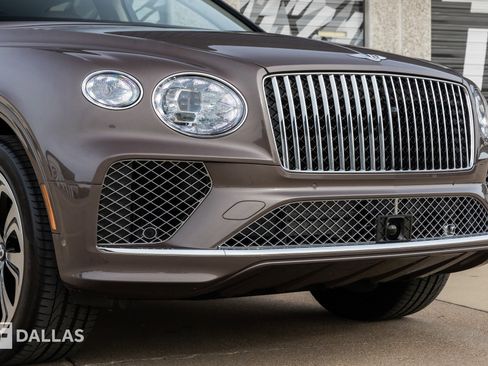 Used 2024 Bentley Bentayga Azure image 2
