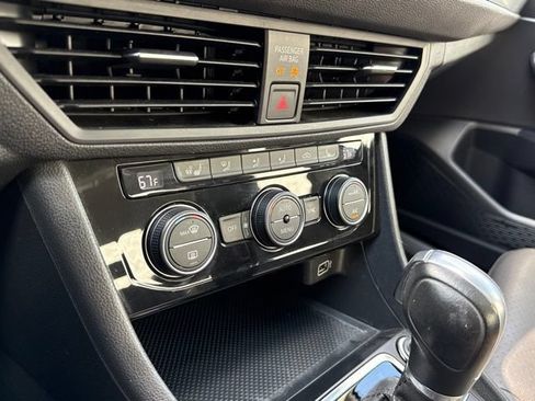 Used 2019 Volkswagen Jetta SE w/ Cold Weather Package FWD image 15