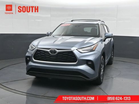 Used 2022 Toyota Highlander XLE AWD/4WD image 6