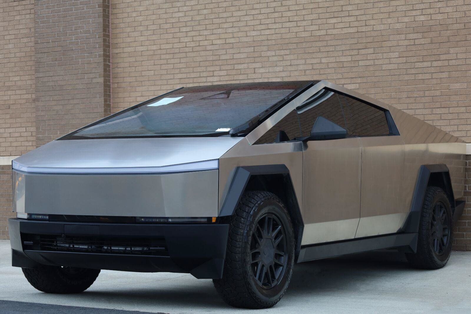 Used 2025 Tesla Cybertruck AWD Crew Cab image 5