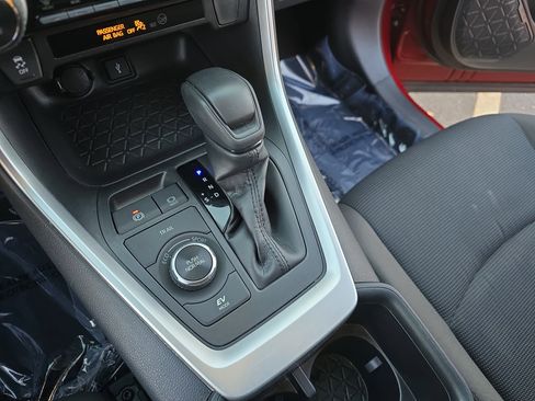 Certified 2022 Toyota RAV4 LE image 25