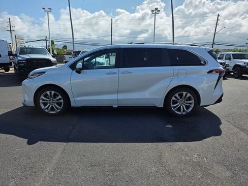 Used 2023 Toyota Sienna Platinum FWD image 4