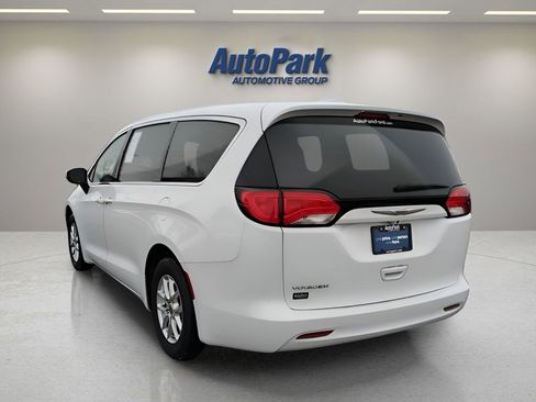 Used 2020 Chrysler Voyager LX image 5