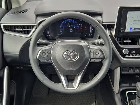 Used 2025 Toyota Corolla Cross XLE w/ Convenience Package FWD image 18