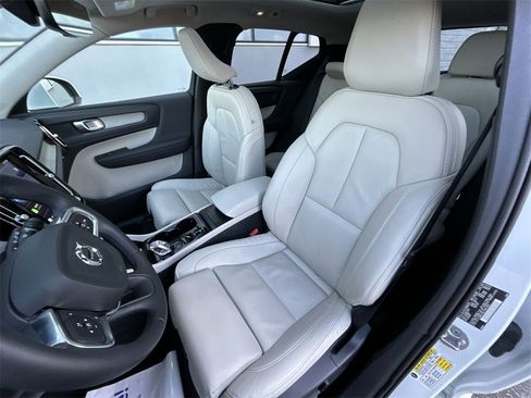 Certified 2023 Volvo XC40 B5 Plus w/ Protection Package Premier image 15