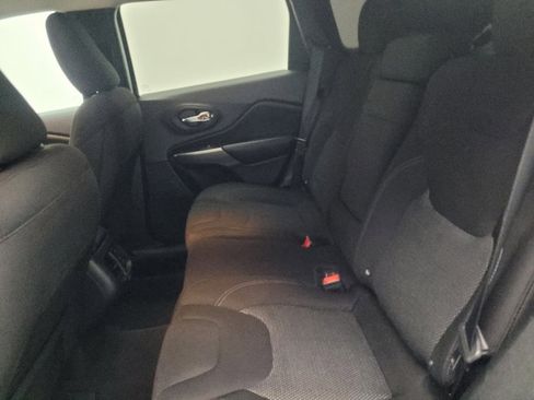 Used 2019 Jeep Cherokee Latitude w/ Popular Appearance Group image 18