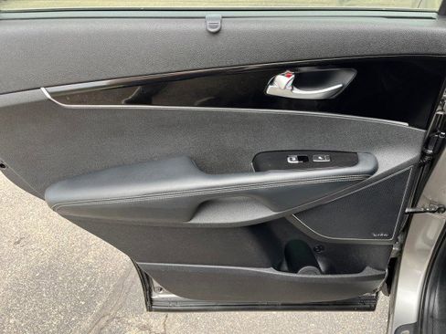 Used 2017 Kia Sorento SX image 24