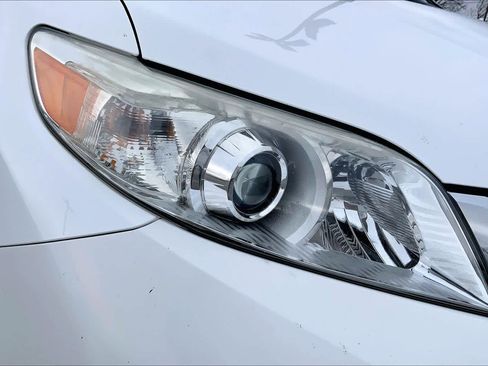 Used 2014 Toyota Sienna LE image 27