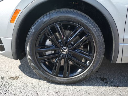 Certified 2022 Volkswagen Tiguan SE R-Line image 11