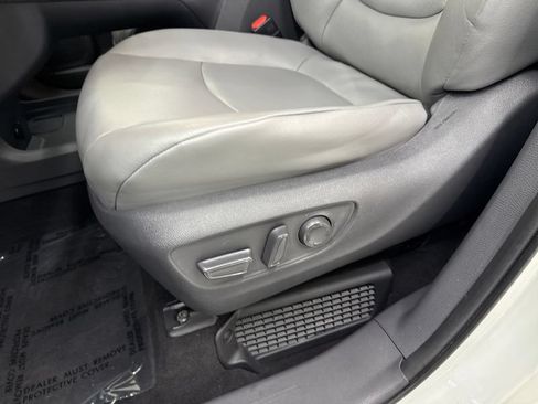 Used 2021 Toyota Sienna XLE w/ XLE Plus Package FWD image 12