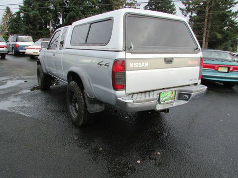 Used 2000 Nissan Frontier XE image 2