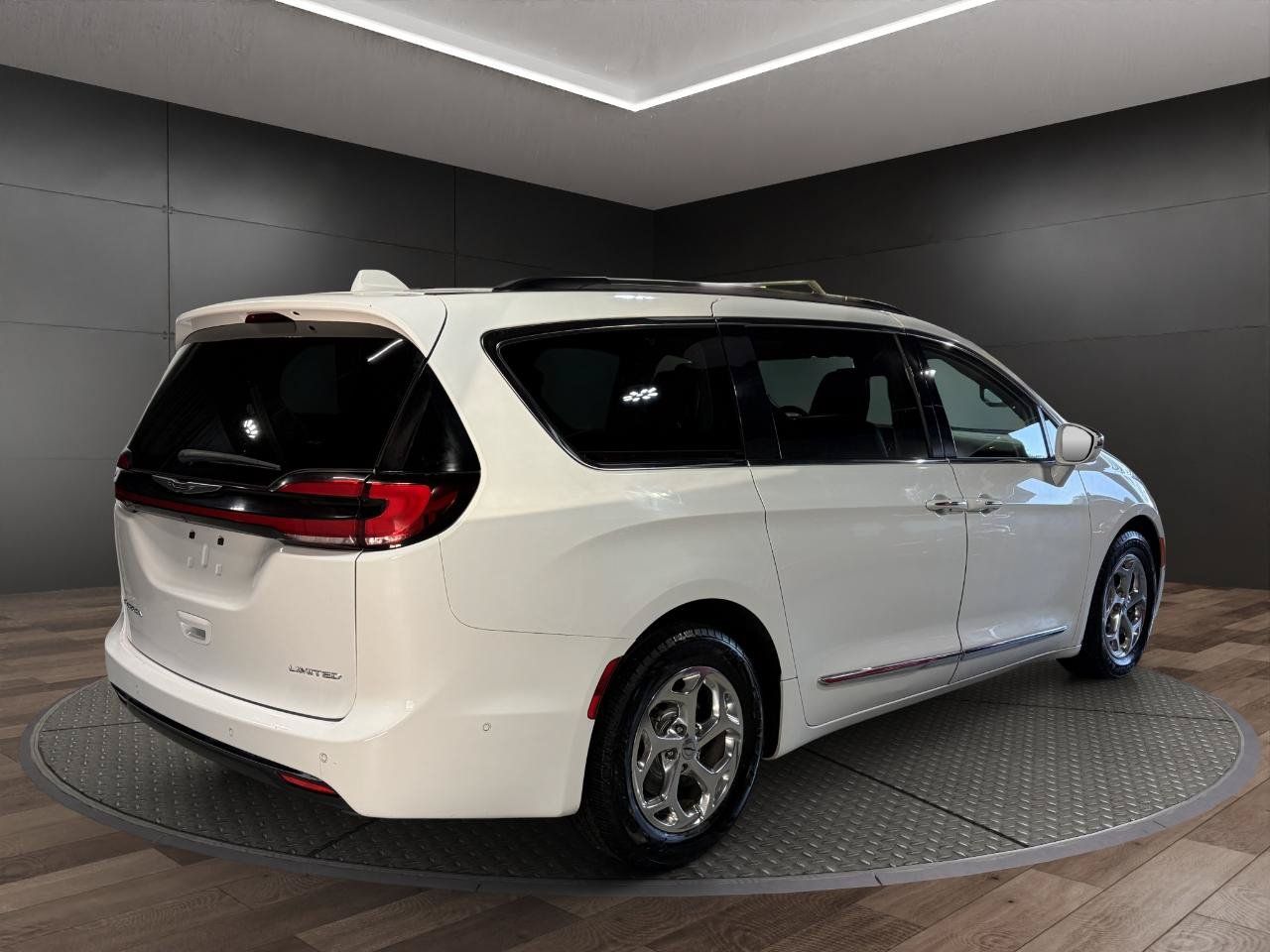 Used 2022 Chrysler Pacifica Limited FWD image 8