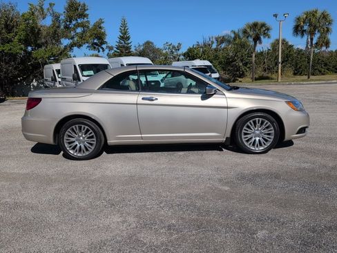 Used 2013 Chrysler 200 Limited image 2