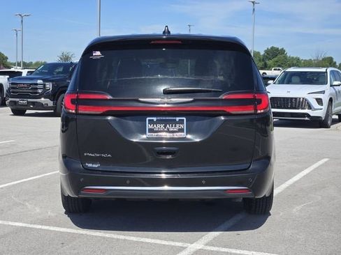 Used 2023 Chrysler Pacifica Touring-L FWD image 6