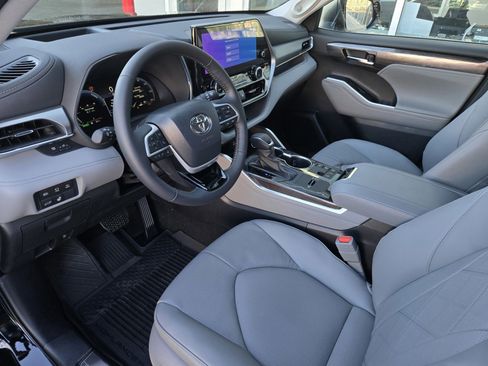 New 2026 Toyota Highlander Platinum image 7