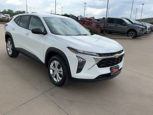 Used 2025 Chevrolet Trax LS w/ Driver Confidence Package FWD image 3