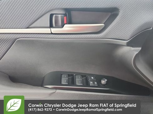 Used 2025 Toyota Camry SE image 21