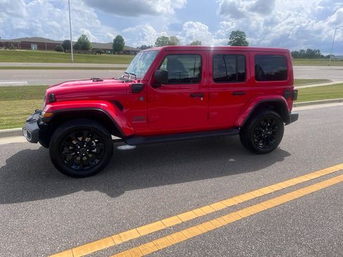 Certified 2025 Jeep Wrangler Unlimited Sahara AWD/4WD image 9